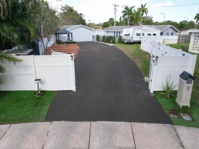 2 SW 62nd Ter, Plantation FL 33317