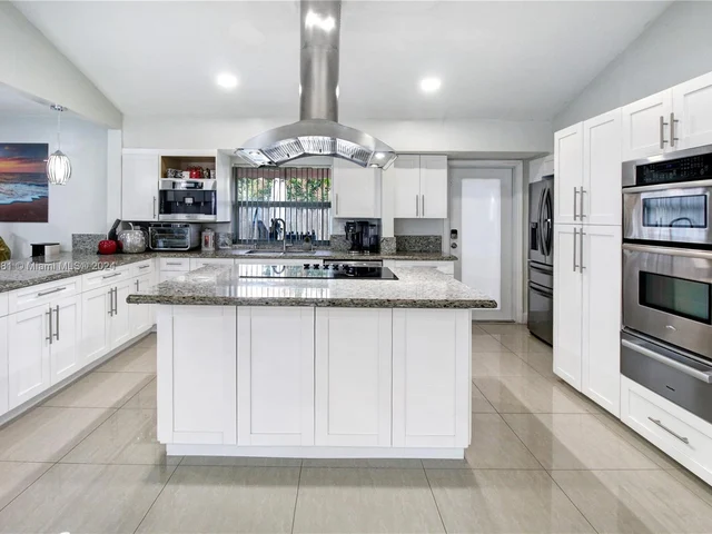 2 SW 62nd Ter, Plantation FL 33317