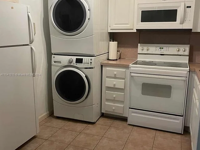 140 Cypress Club Dr # 403, Pompano Beach FL 33060