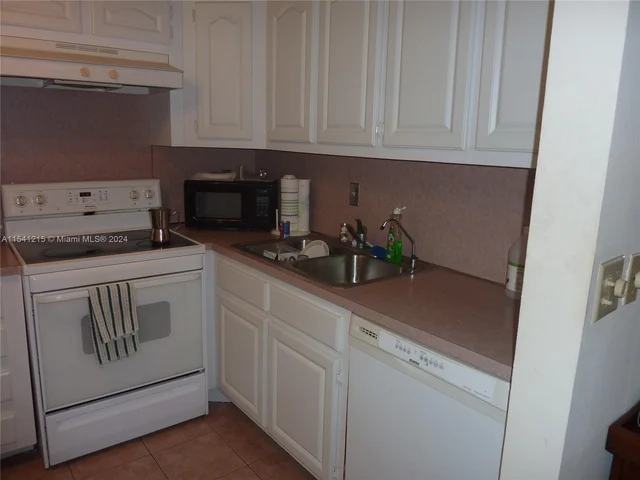 140 Cypress Club Dr # 403, Pompano Beach FL 33060