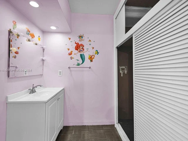 6560 Hayes St, Hollywood FL 33024