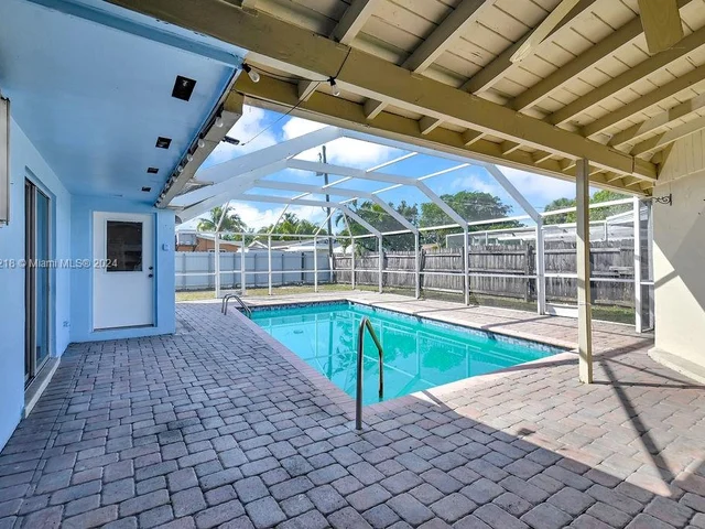 6560 Hayes St, Hollywood FL 33024