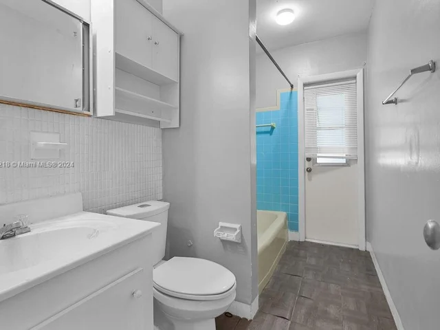 6560 Hayes St, Hollywood FL 33024