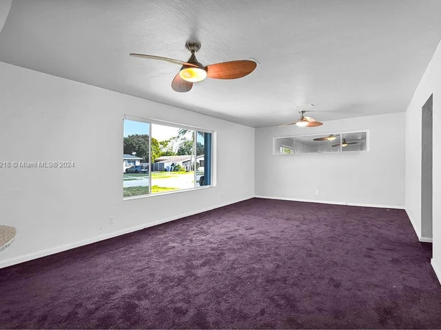 6560 Hayes St, Hollywood FL 33024