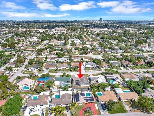 6560 Hayes St, Hollywood FL 33024