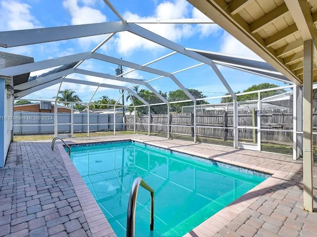 6560 Hayes St, Hollywood FL 33024