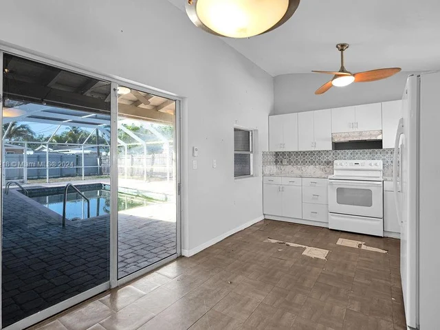 6560 Hayes St, Hollywood FL 33024