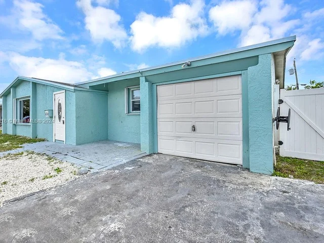 6560 Hayes St, Hollywood FL 33024