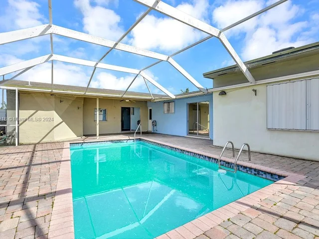 6560 Hayes St, Hollywood FL 33024