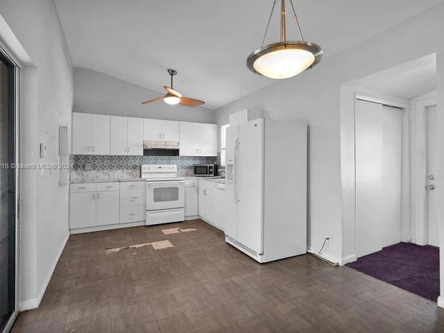 6560 Hayes St, Hollywood FL 33024