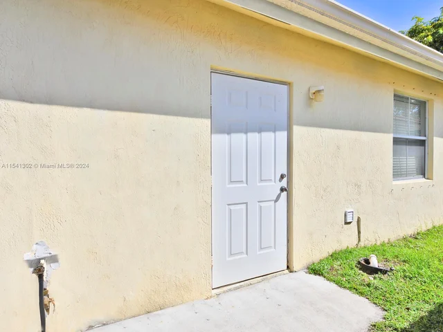 14066 S Cypress Cove Cir, Davie FL 33325