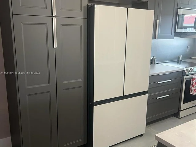 581 Blue Heron Dr # B, Hallandale Beach FL 33009