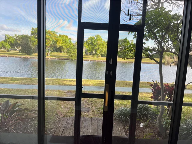 3730 Inverrary Dr # 1K, Lauderhill FL 33319