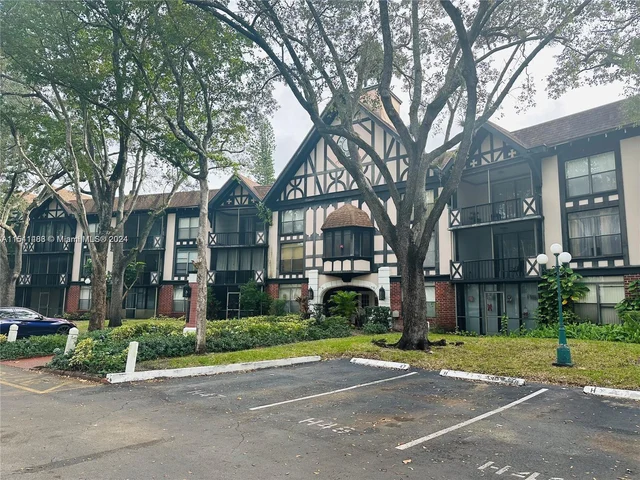 3730 Inverrary Dr # 1K, Lauderhill FL 33319