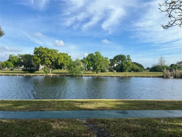 3730 Inverrary Dr # 1K, Lauderhill FL 33319