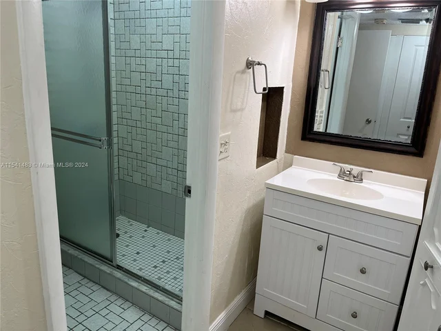 3730 Inverrary Dr # 1K, Lauderhill FL 33319