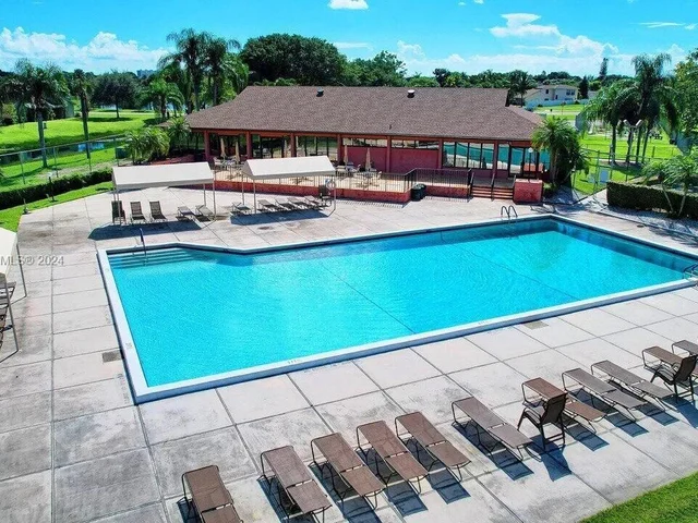 4245 Willow Pond Cir, West Palm Beach FL 33417