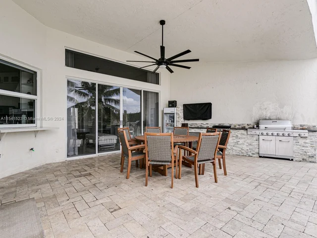 8319 NW 43rd St, Coral Springs FL 33065