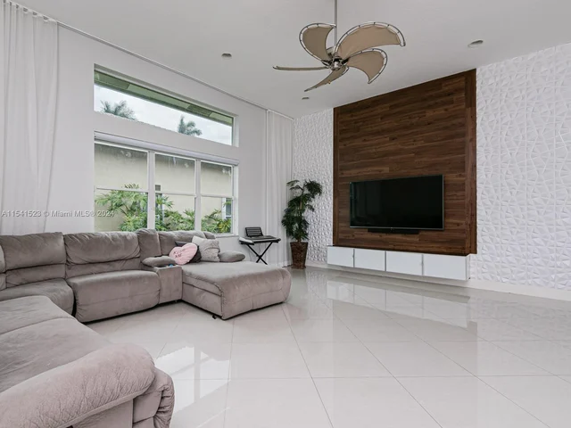 8319 NW 43rd St, Coral Springs FL 33065