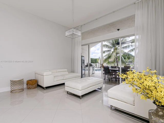 8319 NW 43rd St, Coral Springs FL 33065