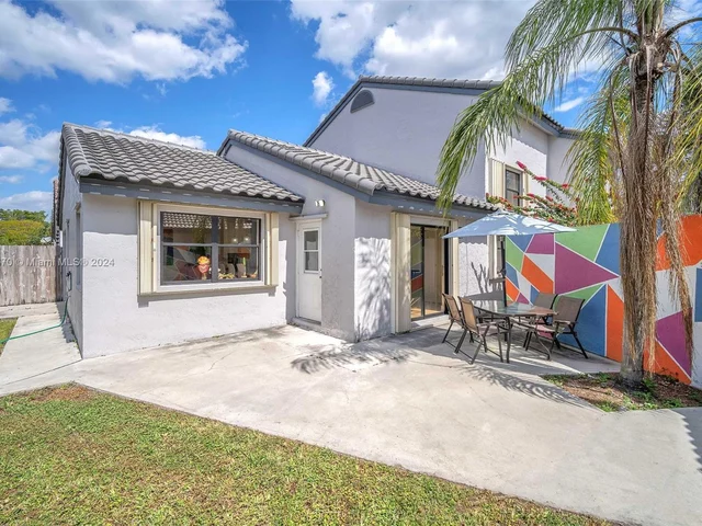 6221 Manchester Ln, Davie FL 33331