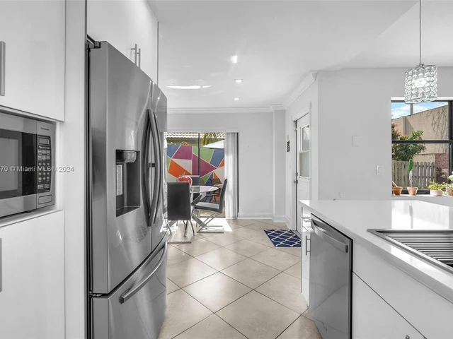 6221 Manchester Ln, Davie FL 33331