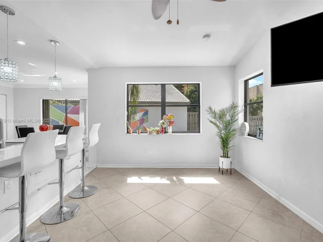 6221 Manchester Ln, Davie FL 33331