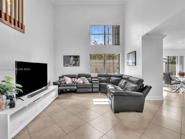 6221 Manchester Ln, Davie FL 33331