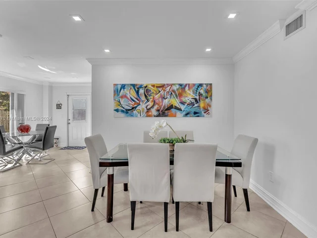 6221 Manchester Ln, Davie FL 33331