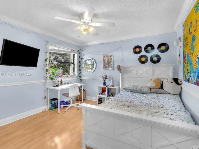 6221 Manchester Ln, Davie FL 33331