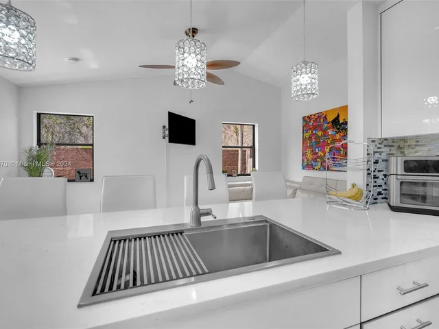 6221 Manchester Ln, Davie FL 33331