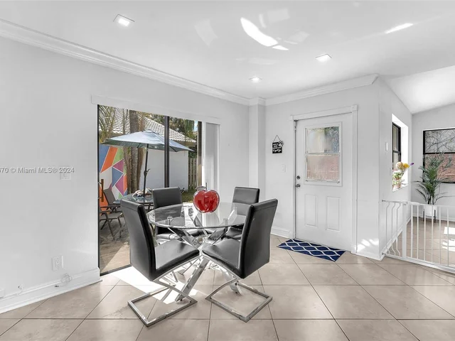 6221 Manchester Ln, Davie FL 33331