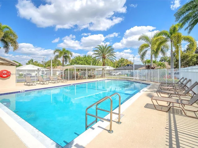 6221 Manchester Ln, Davie FL 33331