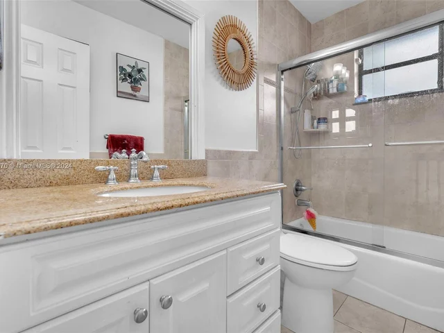 6221 Manchester Ln, Davie FL 33331