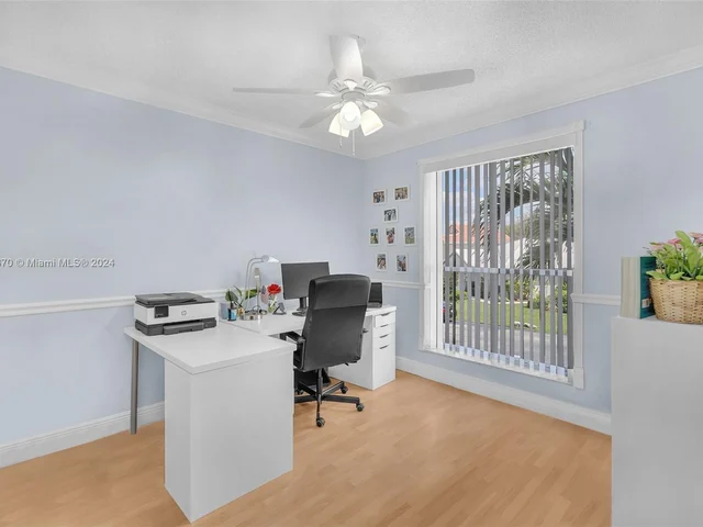 6221 Manchester Ln, Davie FL 33331