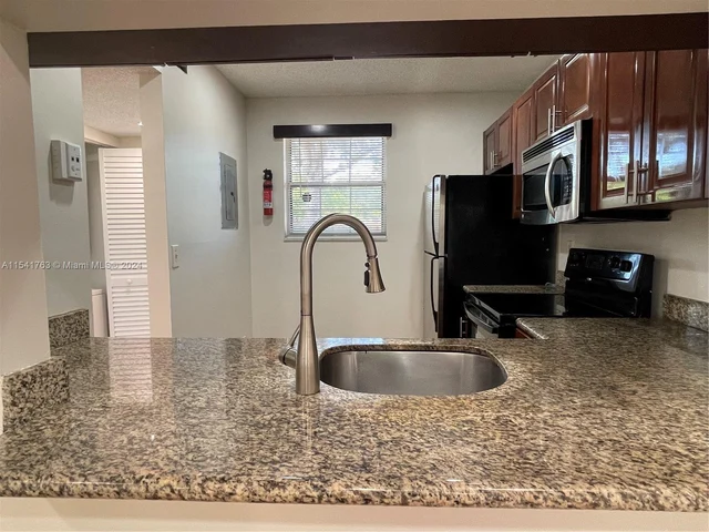 10336 NW 8th St # 204, Pembroke Pines FL 33026