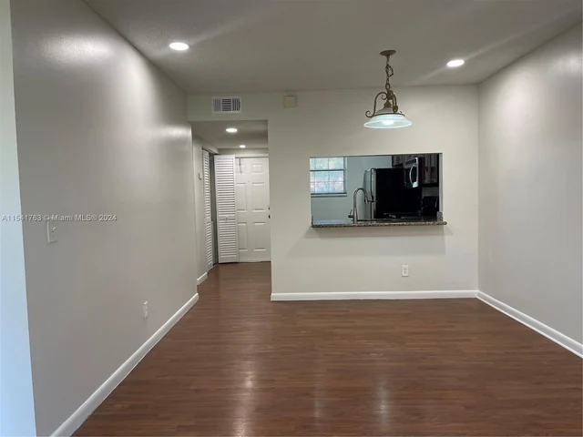 10336 NW 8th St # 204, Pembroke Pines FL 33026
