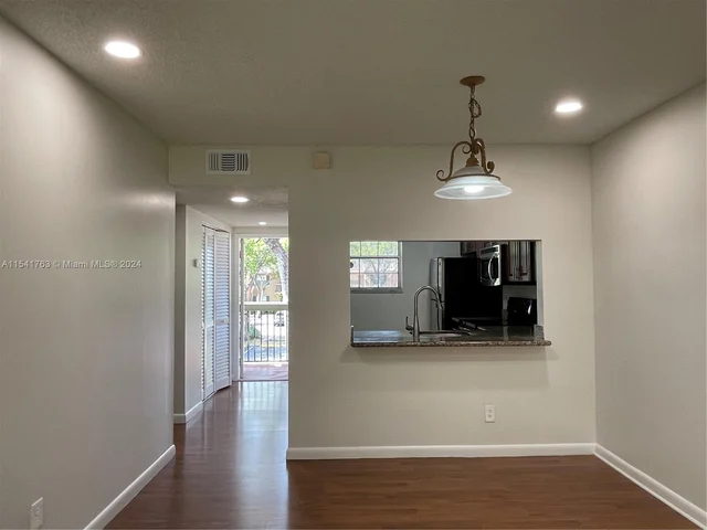 10336 NW 8th St # 204, Pembroke Pines FL 33026