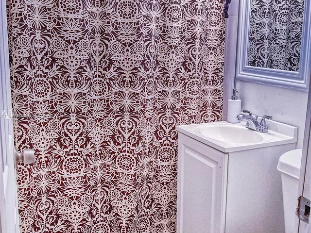 142 NE 56th St # C, Miami FL 33137