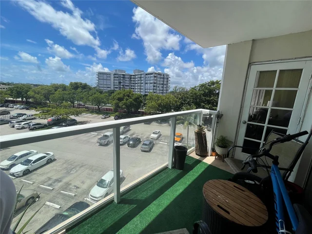 1351 NE Miami Gardens Dr # 423E, Miami FL 33179