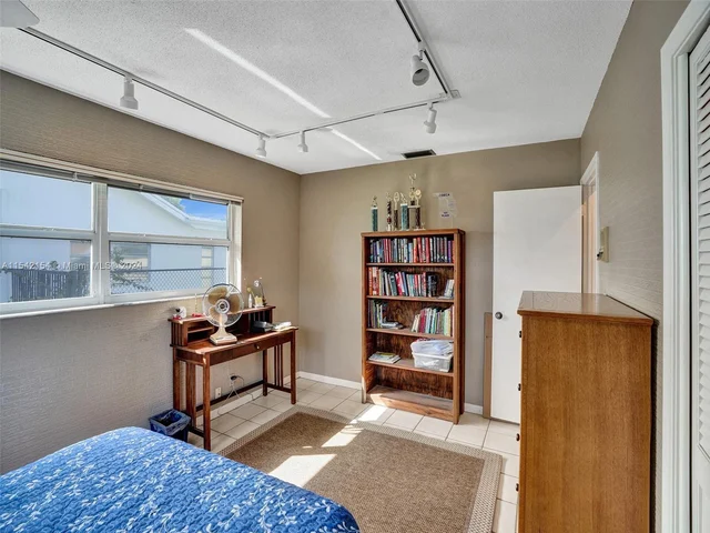 6801 SW 17th St, Plantation FL 33317