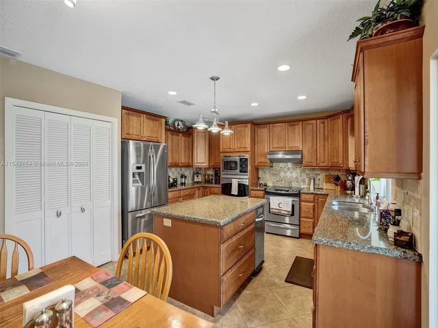 6801 SW 17th St, Plantation FL 33317