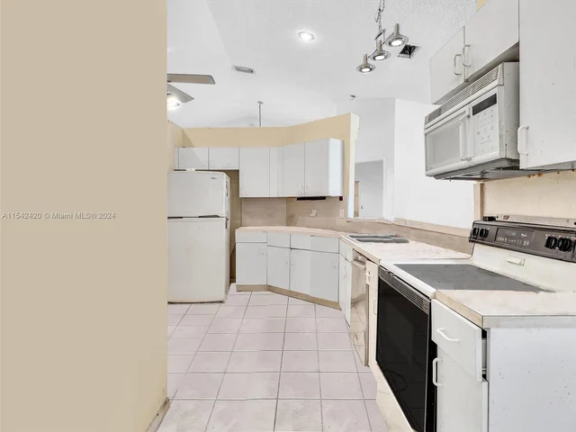 2111 NW 76th Ave, Margate FL 33063