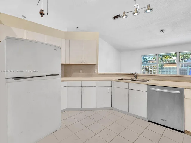 2111 NW 76th Ave, Margate FL 33063