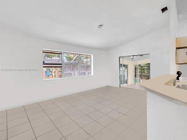 2111 NW 76th Ave, Margate FL 33063