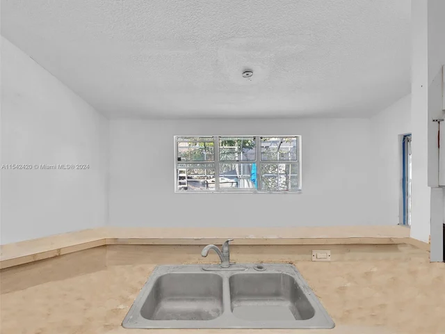 2111 NW 76th Ave, Margate FL 33063