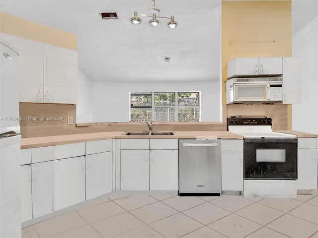 2111 NW 76th Ave, Margate FL 33063