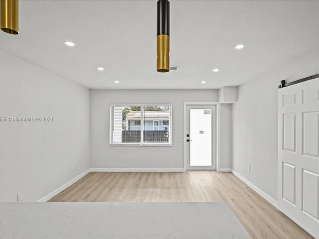 717 SW 7th Ter, Hallandale Beach FL 33009