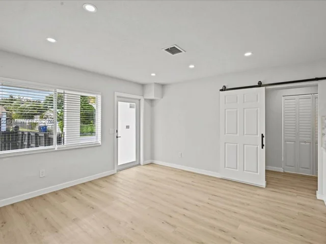 717 SW 7th Ter, Hallandale Beach FL 33009