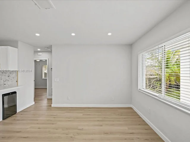 717 SW 7th Ter, Hallandale Beach FL 33009